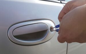 Техники и Инструменты: Как Быстро и Безопасно Открыть Автомобиль, Если Ключи Забыты Внутри